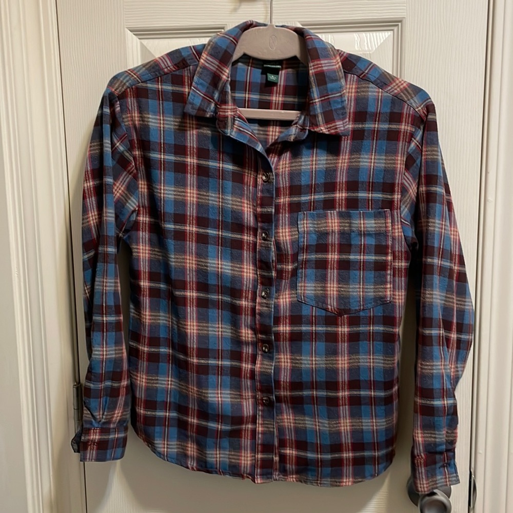 Woman’s wild fable plaid button up size small.